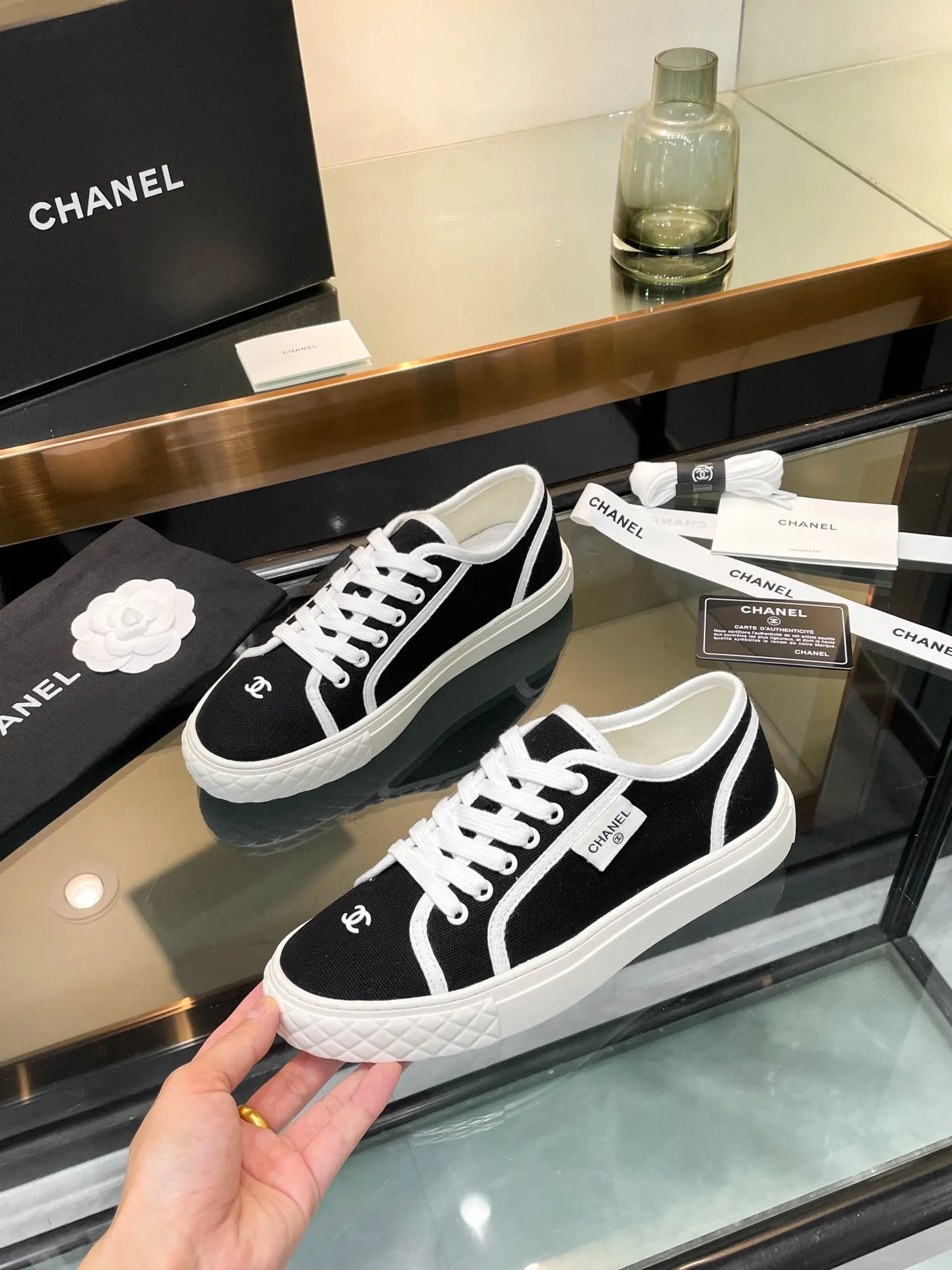👟👟Ex-factory price 400👟👟 Chanel 2024SF Chanel The latest and currently super popular biscuit shoes, the Internet celebrity Xiaohongshu is crazy about it. It is on sale with a cute and cute style with a bit of retro flavor! The shape is special, very recognizable, slimming and long legs, absolutely powerful, very comfortable to wear, good-looking, comfortable, and height-increasing. I must recommend it to everyone. The main feature of this year's series, minimalist style, fabric: original customized canvas, feet: sheepskin. Number of yards: 35-39 (custom order of 40 pieces is non-refundable)